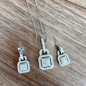 Beautiful necklace and earrings set